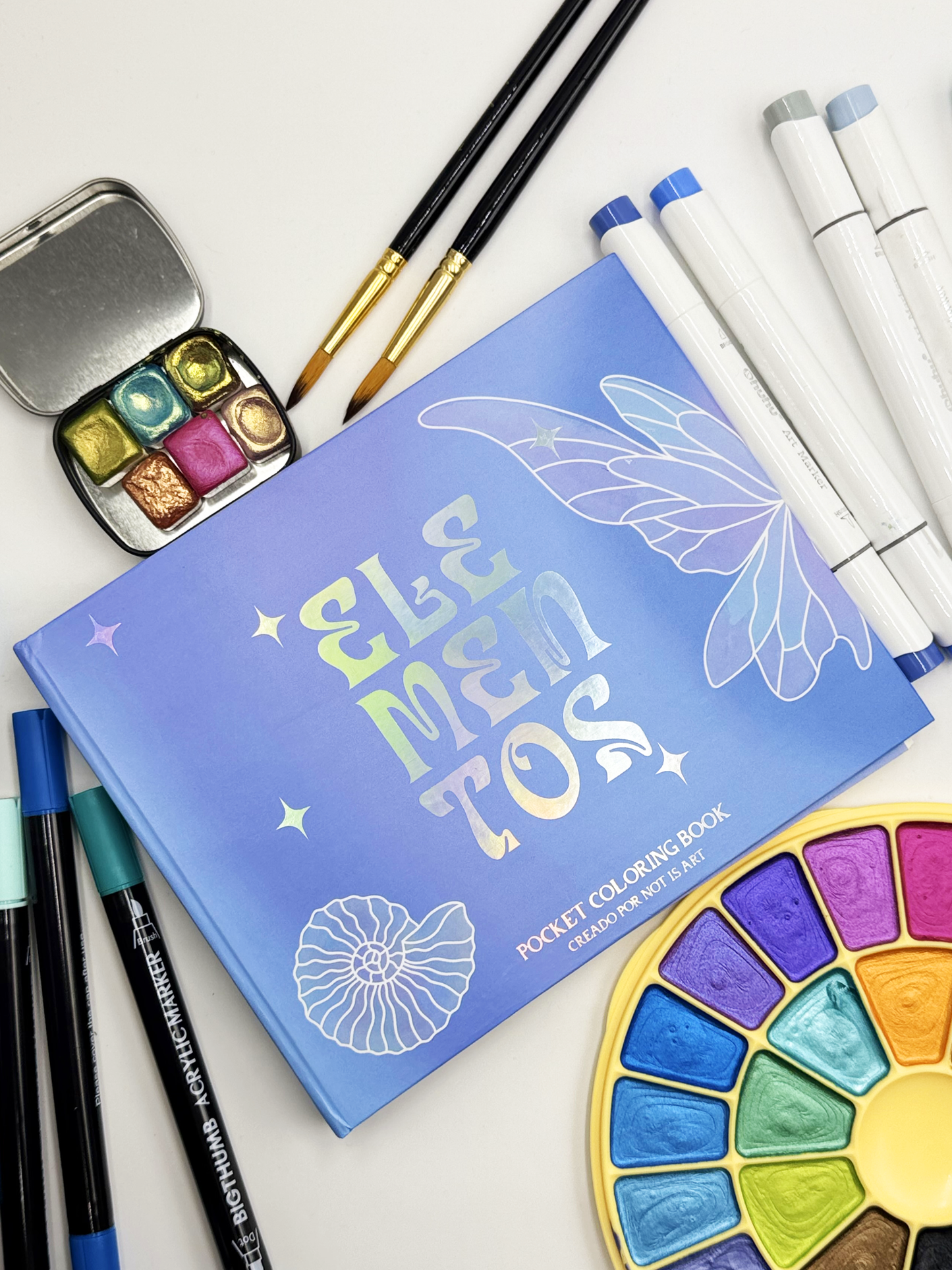 BOX 1: ENCANTO ESENCIAL (incluye saco coloreable + postales)