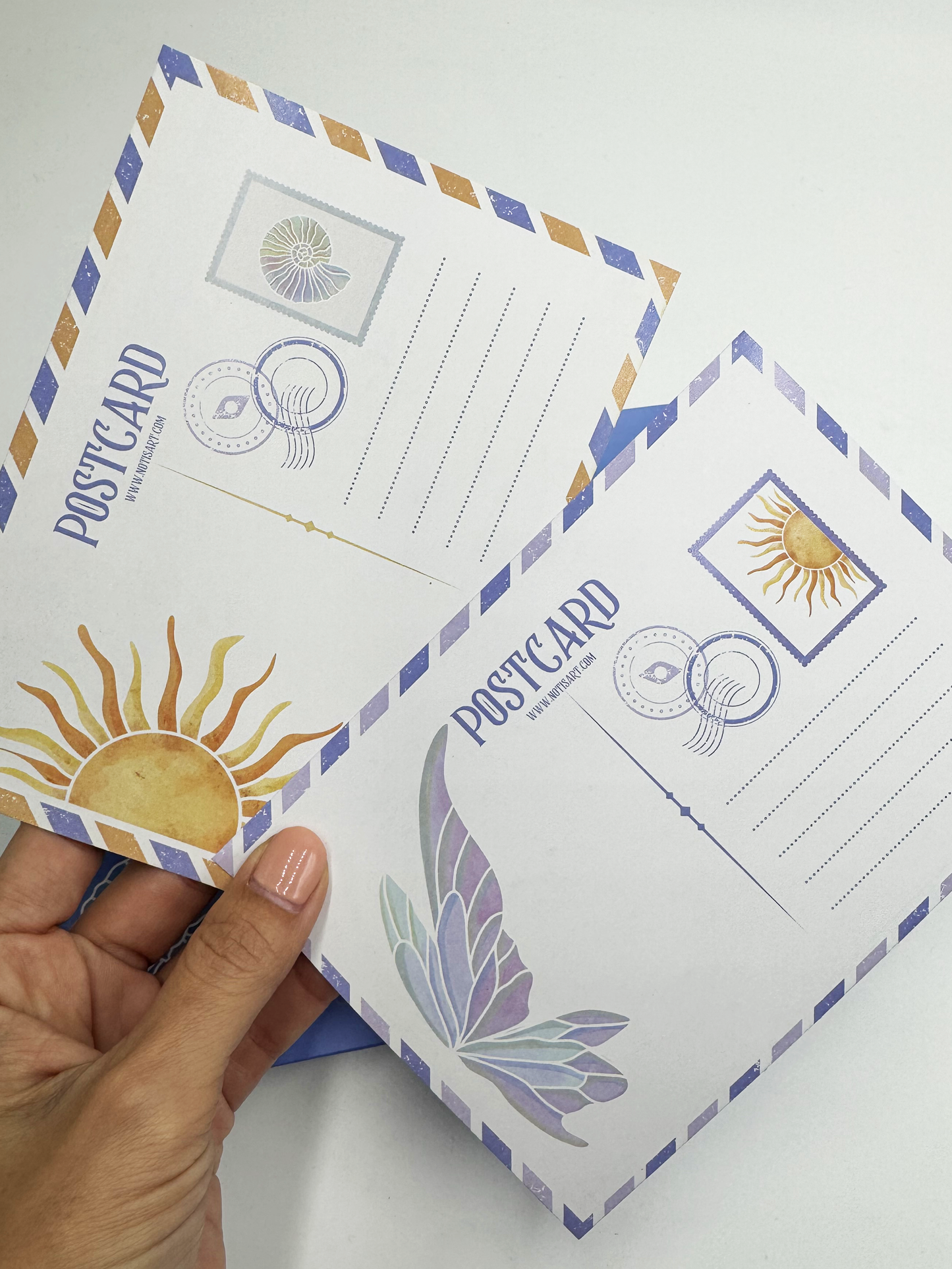 BOX 1: ENCANTO ESENCIAL (incluye saco coloreable + postales)