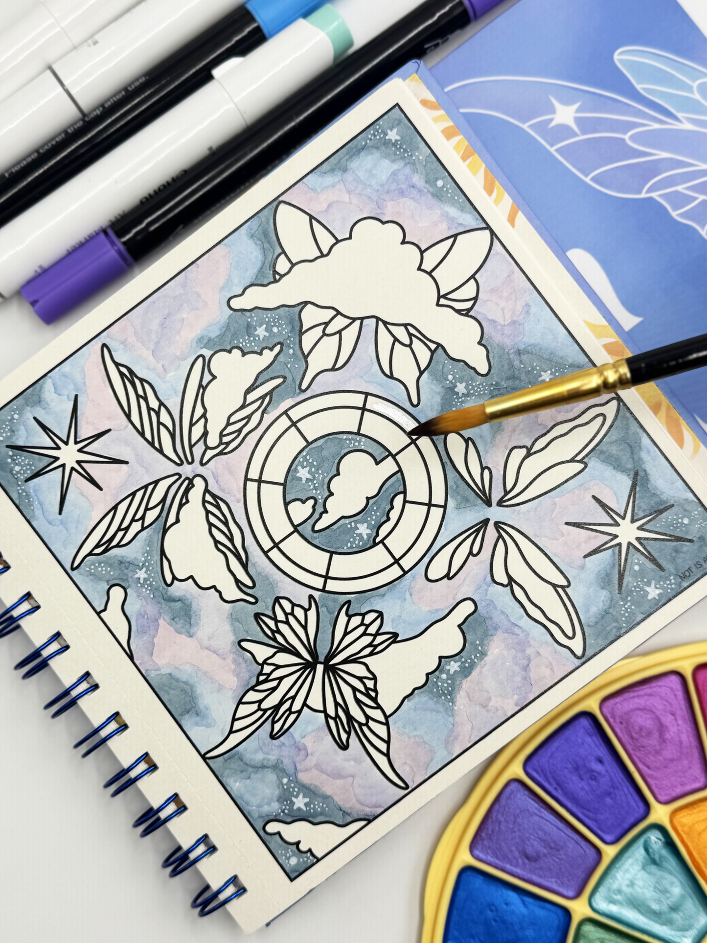 BOX 1: ENCANTO ESENCIAL (incluye saco coloreable + postales)