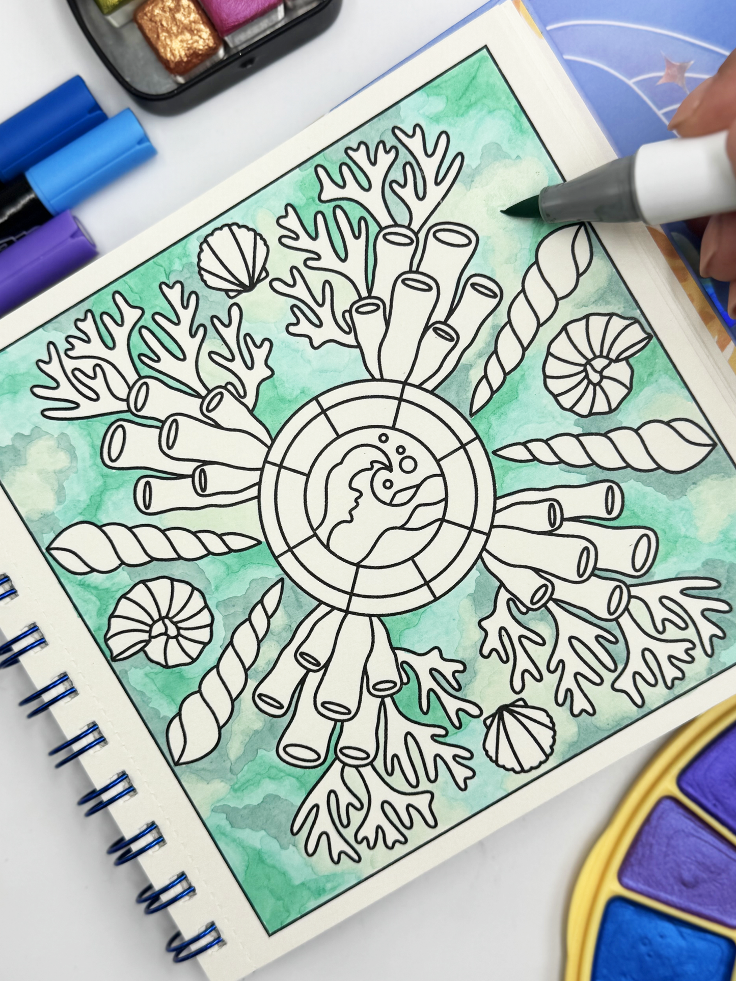 BOX 1: ENCANTO ESENCIAL (incluye saco coloreable + postales)