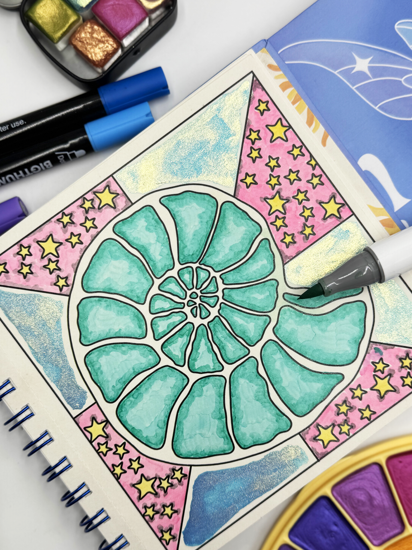 BOX 1: ENCANTO ESENCIAL (incluye saco coloreable + postales)